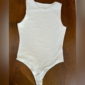 TAHARI Modern Essentials Bodysuit S/P White Ribbed. Fully lined. V G condition.